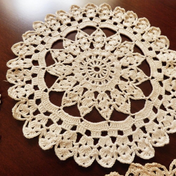 VTG lot of 4 Table Doily Lace Center Mat Dresser hand crochet Beige Cream - Picture 5 of 7